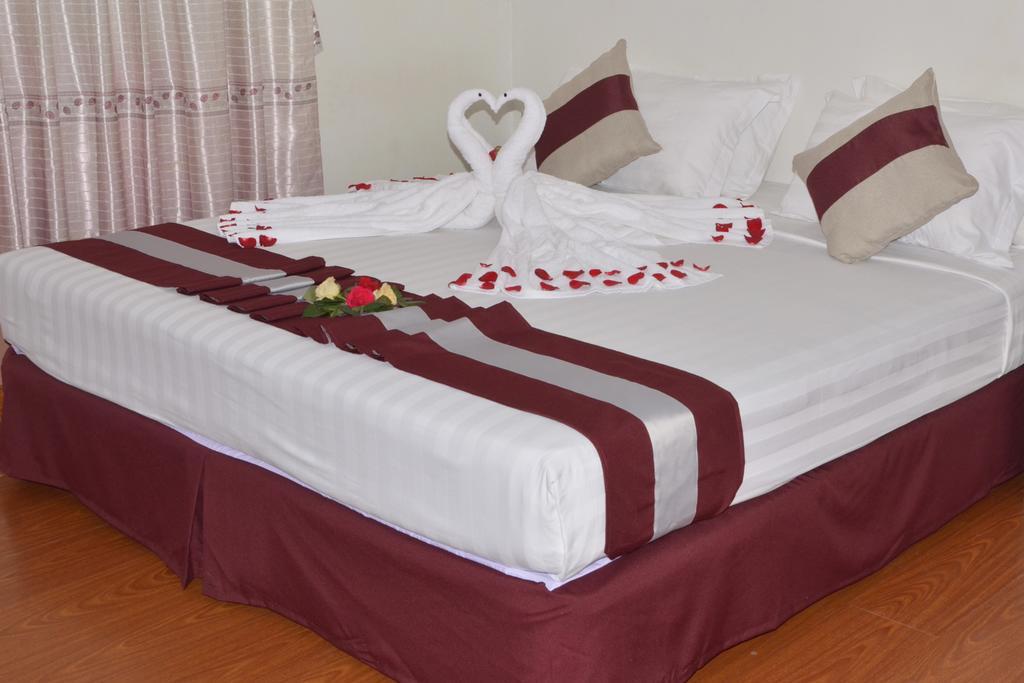 Myat Nan Taw Hotel Loikaw Bagian luar foto