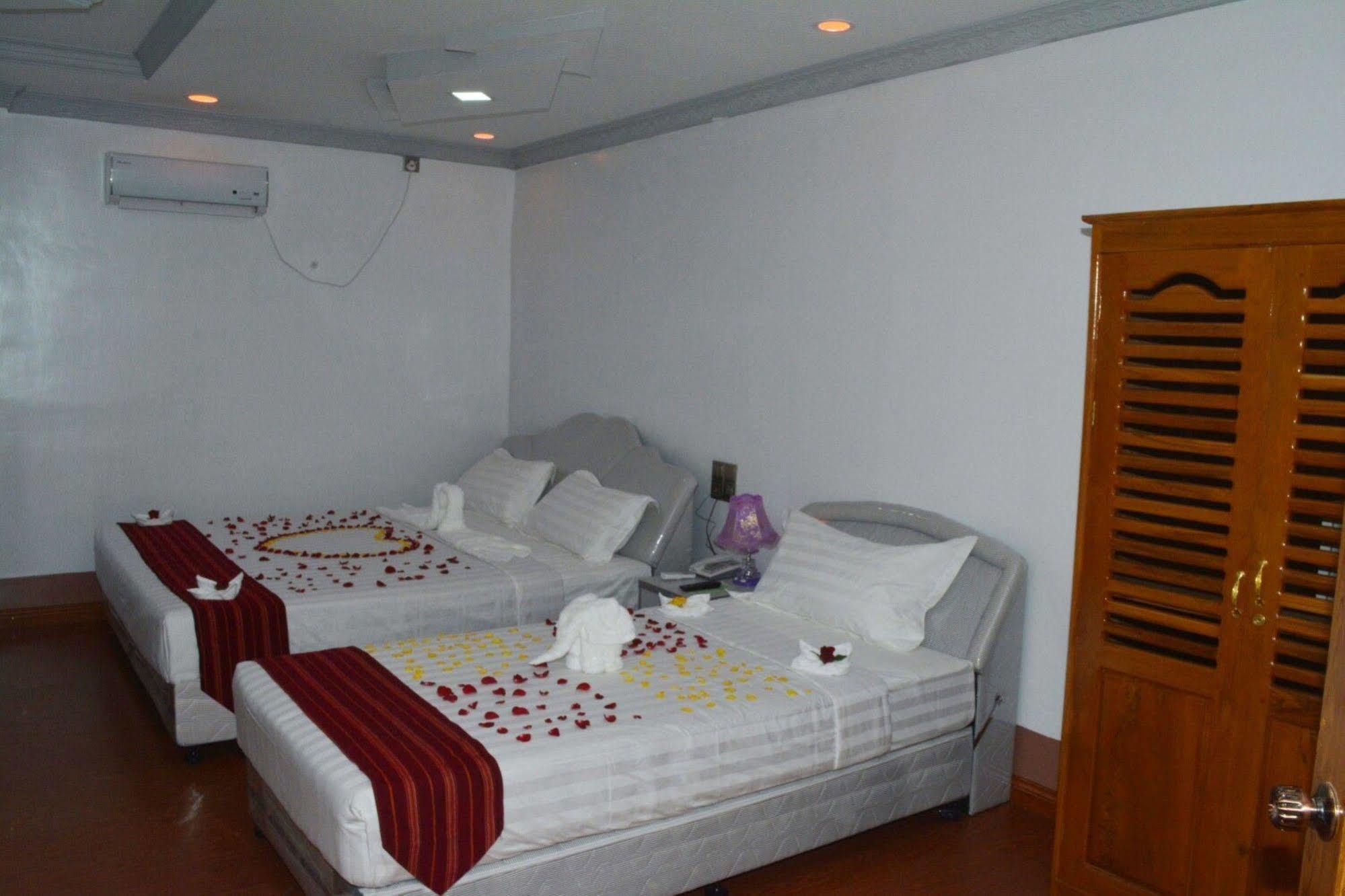 Myat Nan Taw Hotel Loikaw Bagian luar foto