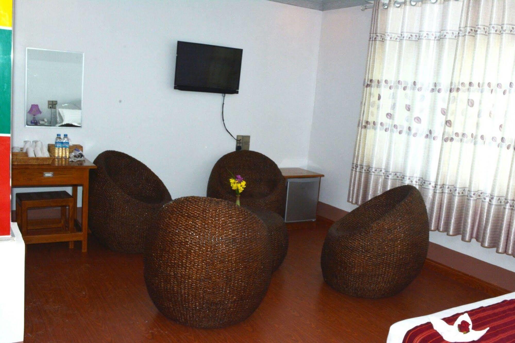 Myat Nan Taw Hotel Loikaw Bagian luar foto