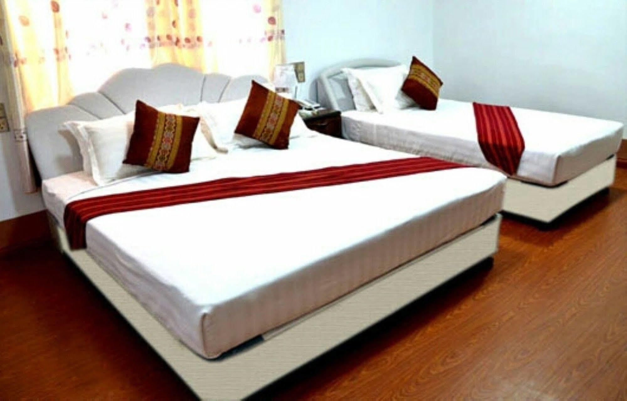 Myat Nan Taw Hotel Loikaw Bagian luar foto