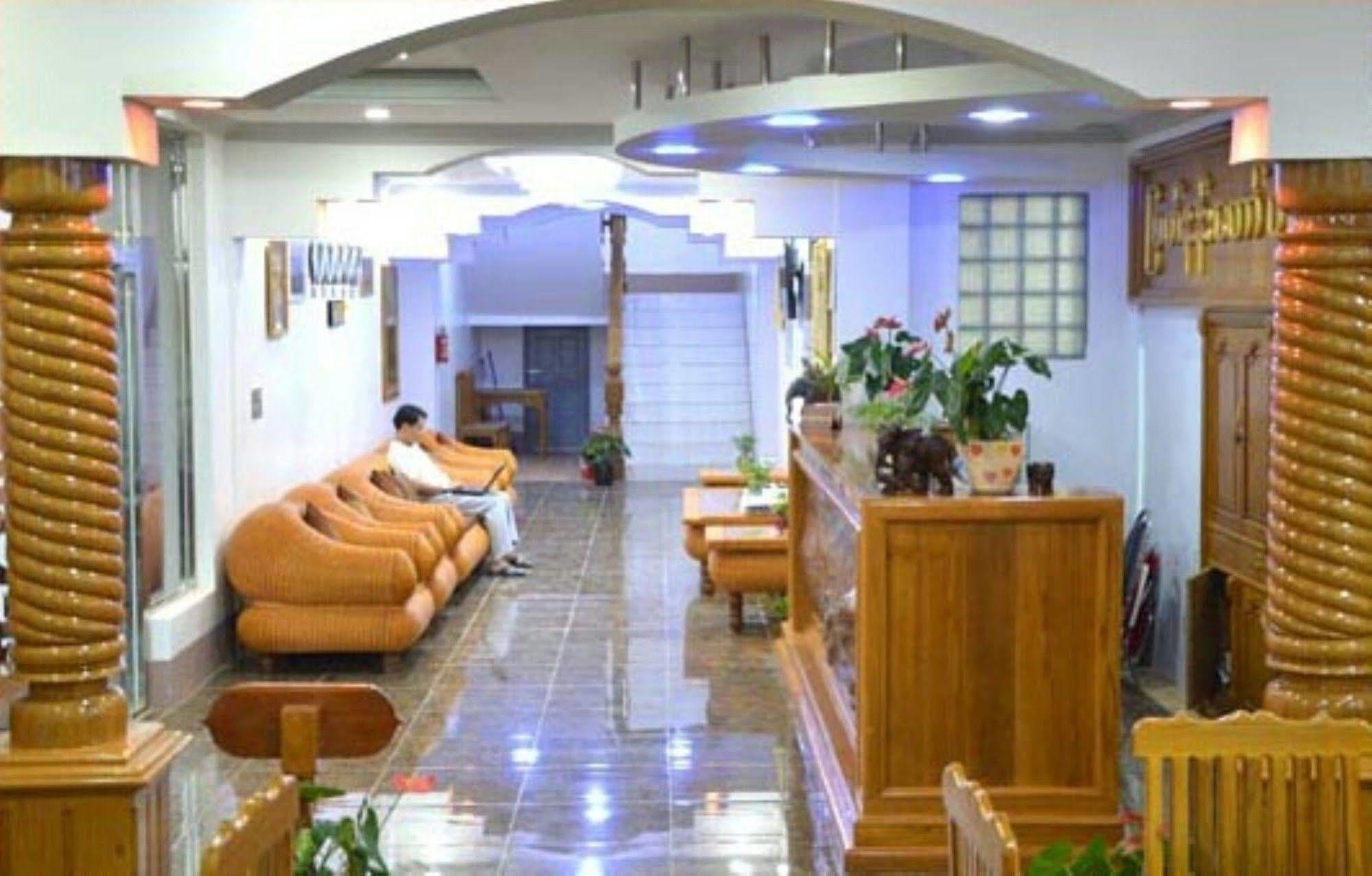 Myat Nan Taw Hotel Loikaw Bagian luar foto