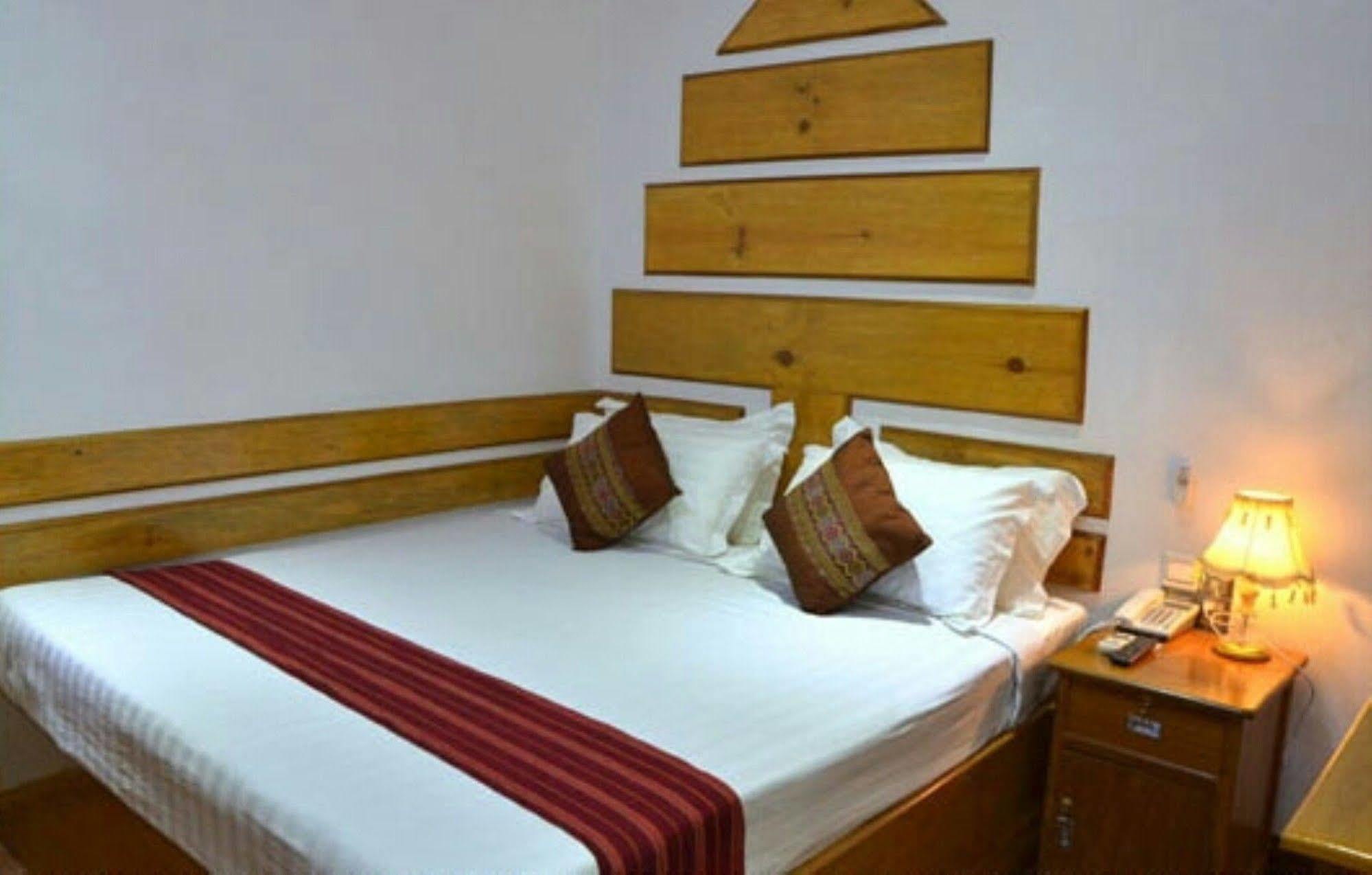 Myat Nan Taw Hotel Loikaw Bagian luar foto