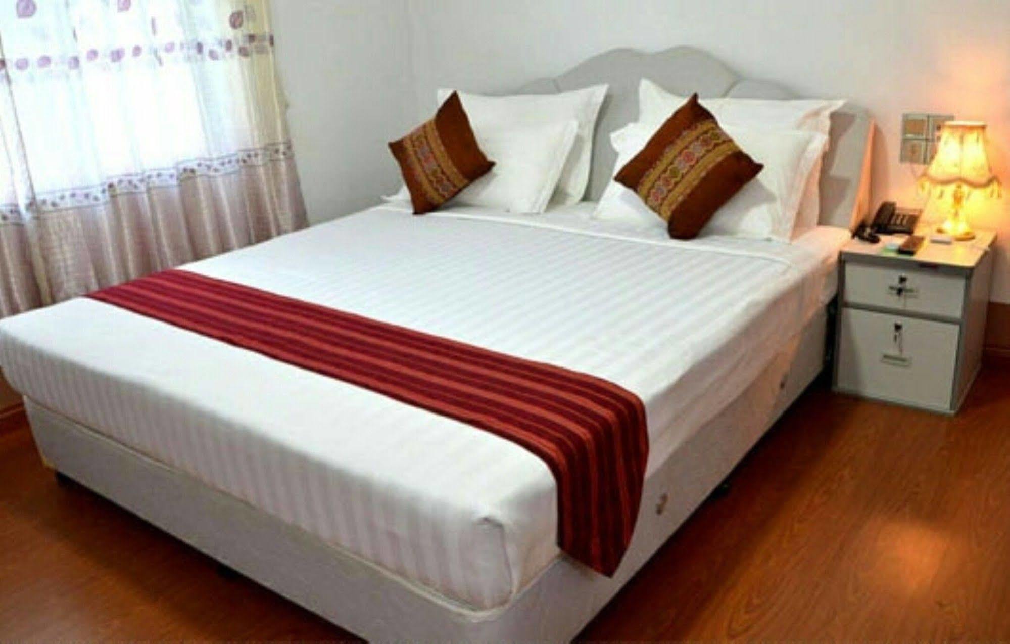 Myat Nan Taw Hotel Loikaw Bagian luar foto