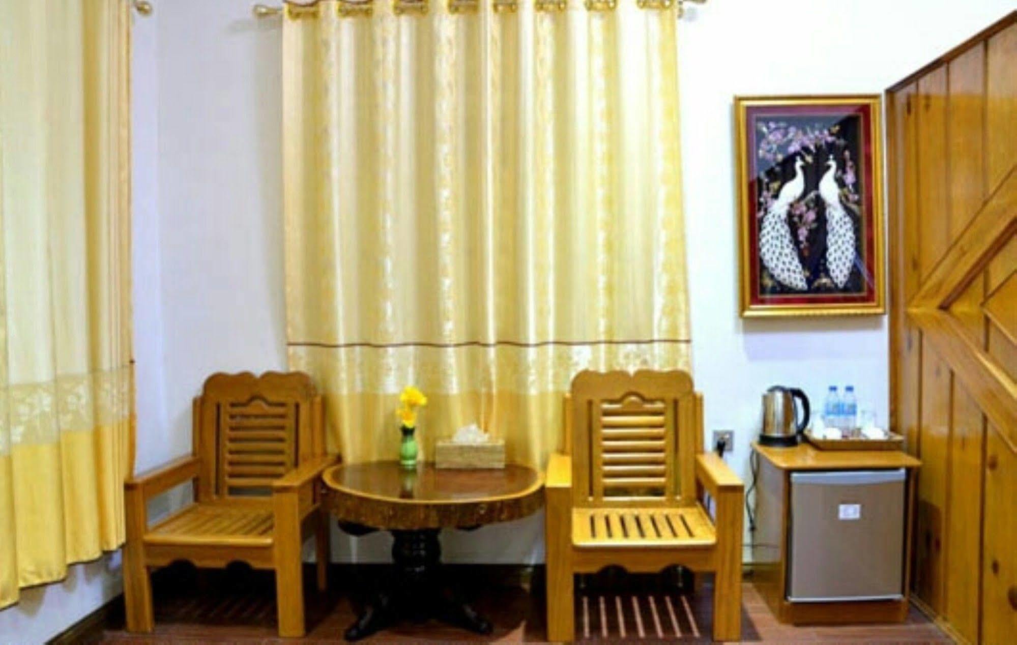Myat Nan Taw Hotel Loikaw Bagian luar foto