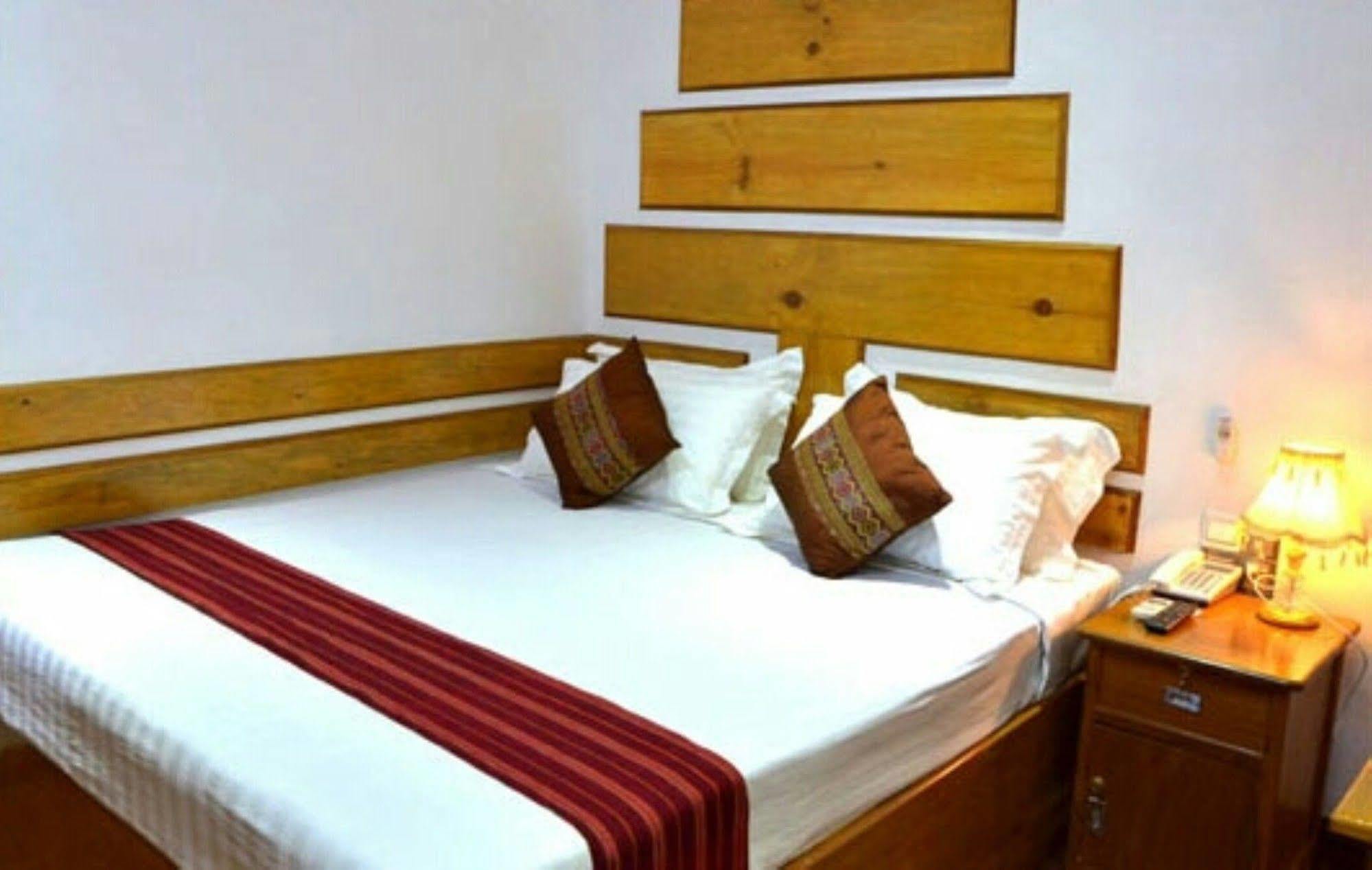 Myat Nan Taw Hotel Loikaw Bagian luar foto