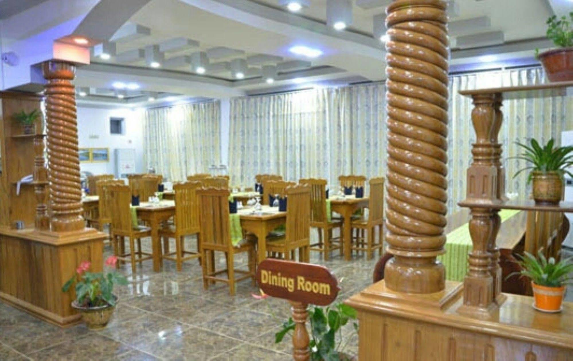 Myat Nan Taw Hotel Loikaw Bagian luar foto